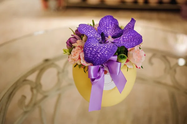 Petit bouquet de fleurs avec orchidée violette — Photo