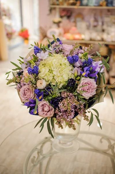 Bouquet aux fleurs violettes, bleues et blanches différentes — Photo