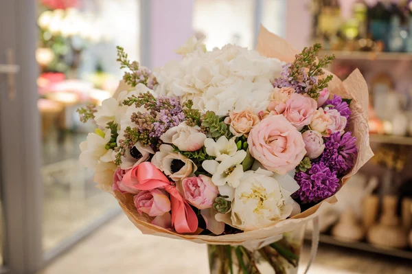 Красивий білий, рожевий, фіолетовий квітковий романтичний букет — стокове фото