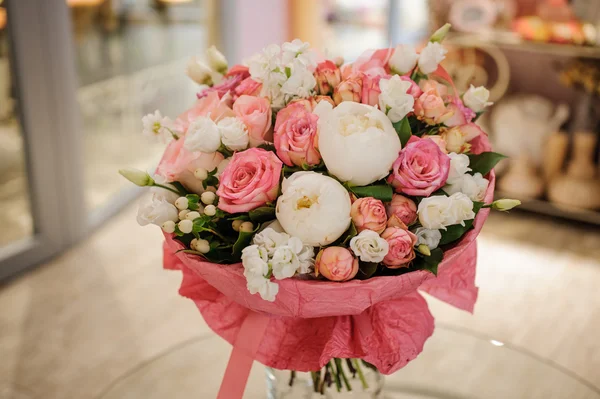 Bogaty bukiet biały i różowy róż, piwonie — Zdjęcie stockowe