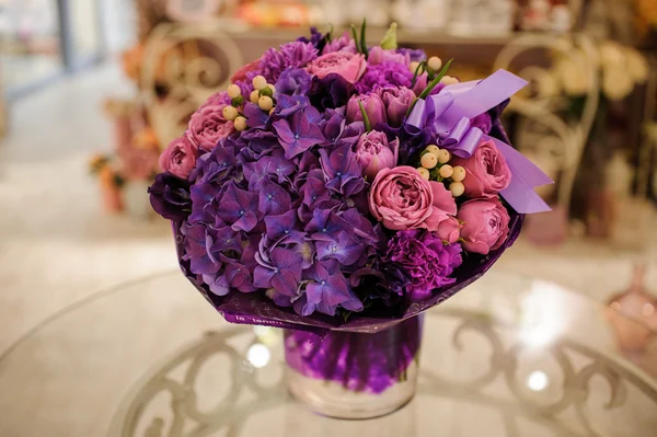 Bouquet de fleurs pourpre composition sur la table — Photo