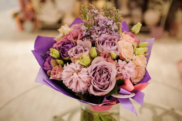 Beau bouquet romantique de fleurs blanches, roses, violettes — Photo