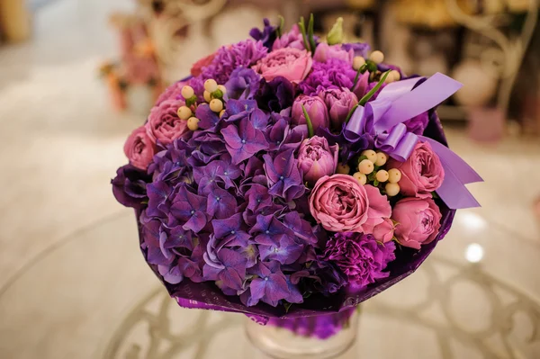 Bouquet de fleurs pourpre composition sur la table — Photo