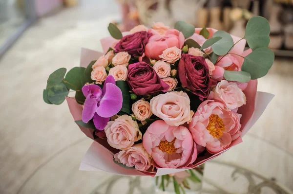 Riche bouquet de roses blanches et roses, pivoines — Photo