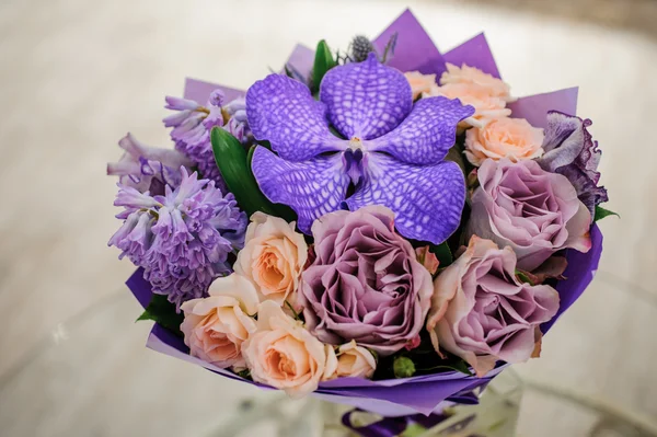 Bouquet de fleurs pourpre composition sur la table — Photo