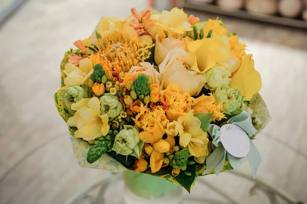 Barevné kytice s růžemi. Květinové kompozice. — Stock fotografie