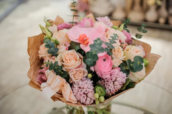 Romantyczne bukiet piękny kwiat biały, różowy, fioletowy — Zdjęcie stockowe