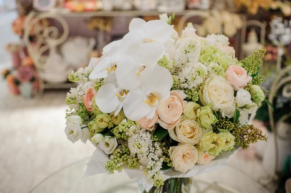 Grand bouquet blanc avec d'énormes orchidées — Photo