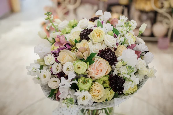 Beau bouquet romantique de fleurs blanches, roses, violettes — Photo