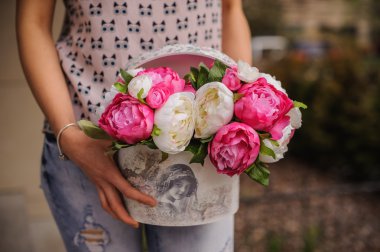 Beyaz ve pembe peonies kutusu elinde avuç 