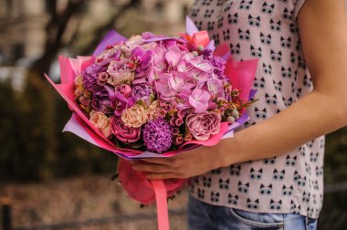 Elinde beyaz ve pembe çiçekler zengin grup 