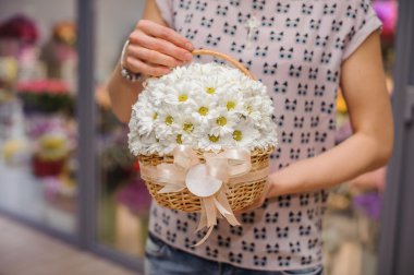 Elinde beyaz çiçekler zengin grup 