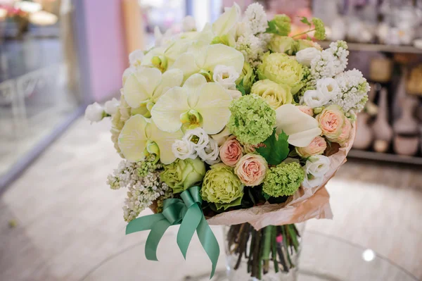 Grand bouquet blanc avec d'énormes orchidées — Photo