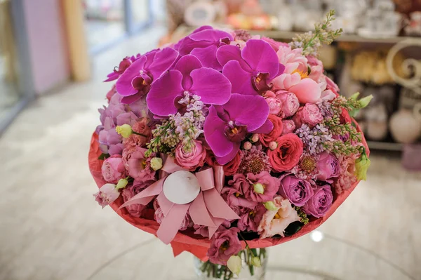 Romantik güzel beyaz, pembe, mor çiçek buketi — Stok fotoğraf