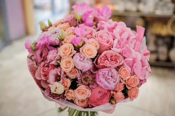 Riche bouquet de roses blanches et roses, pivoines — Photo