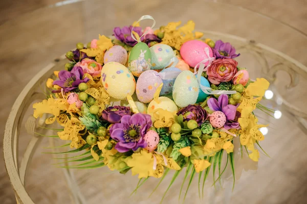 Пасхальний стіл прикраса з квітами та яйцями — стокове фото