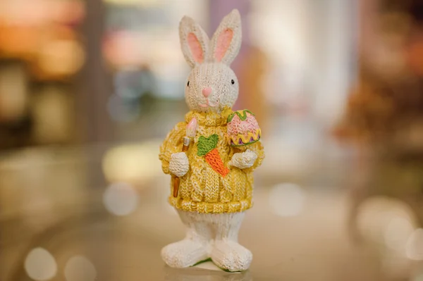 Figuras de conejo de Pascua en la mesa — Foto de Stock