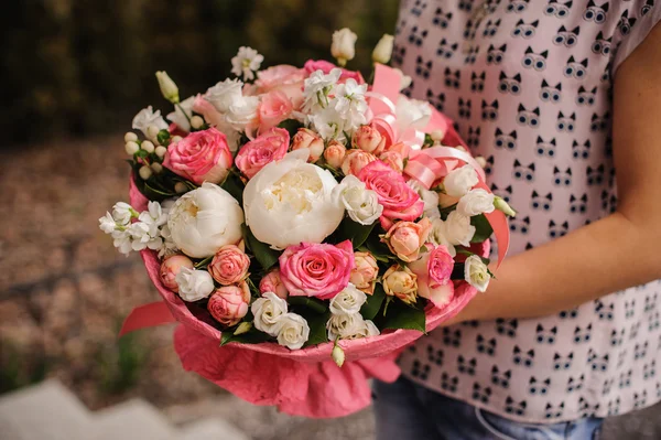 Bogaty bukiet kwiatów biały i różowy w ręce — Zdjęcie stockowe