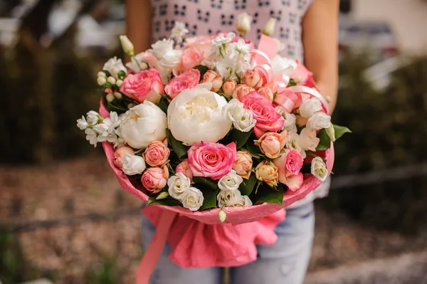Bogaty bukiet kwiatów biały i różowy w ręce — Zdjęcie stockowe