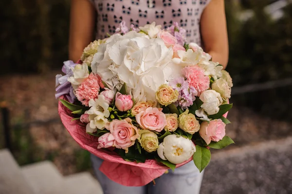 Rico ramo de flores blancas y rosas en las manos —  Fotos de Stock
