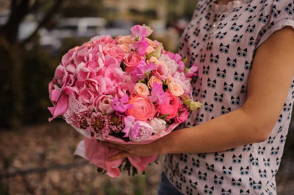 Bando rico de flores brancas e rosa nas mãos — Fotografia de Stock
