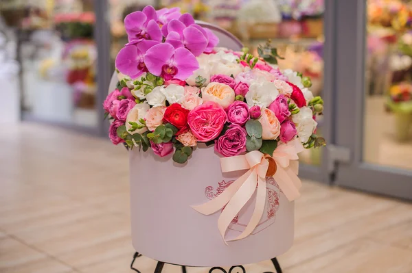 뚜껑을 가진 둥근 상자에 밝은 분홍색 꽃 꽃다발 — 스톡 사진