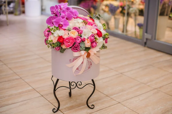 Bouquet de fleurs rose vif en boîte ronde avec couvercle — Photo