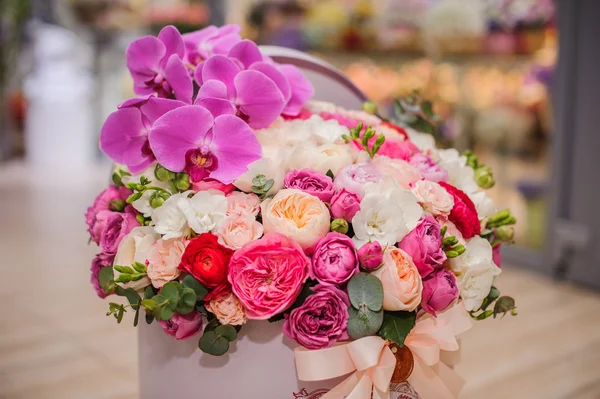 Bouquet de fleurs rose vif en boîte ronde avec couvercle — Photo