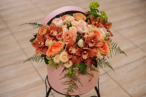 Beau bouquet de fleurs en boîte ronde avec couvercle — Photo