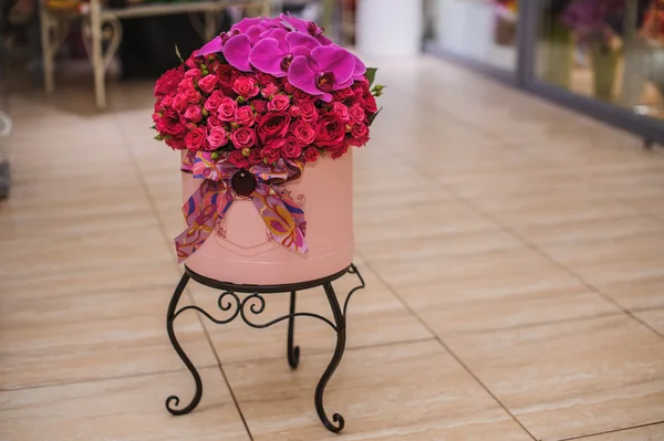 Leuchtend rosa Blumenstrauß in runder Schachtel mit Deckel — Stockfoto