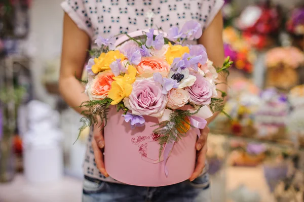 Красивий квітковий букет в круглій коробці з кришкою — стокове фото