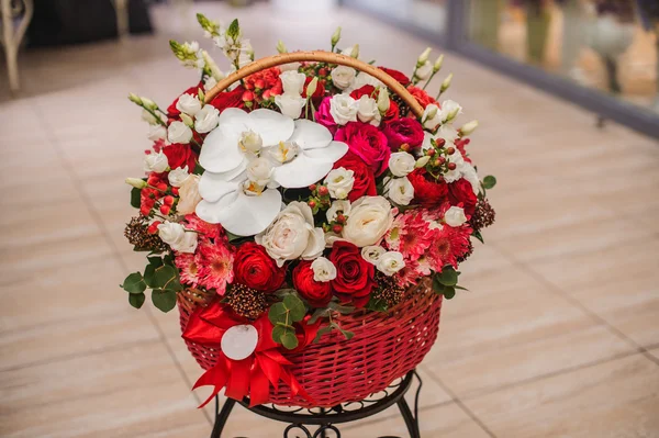 Superbe bouquet de fleurs rouges et blanches en coffret — Photo
