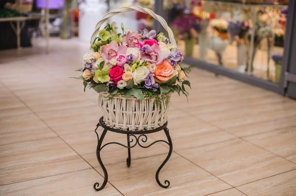 Piękny bukiet kwiatów jasny w koszyku — Zdjęcie stockowe