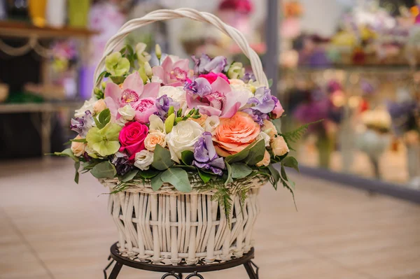 Beau bouquet de fleurs lumineuses dans le panier — Photo