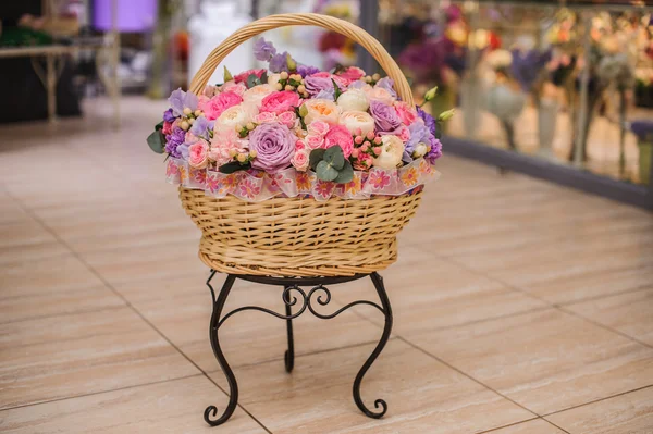 Lindo buquê de rosa, flores roxas na cesta — Fotografia de Stock