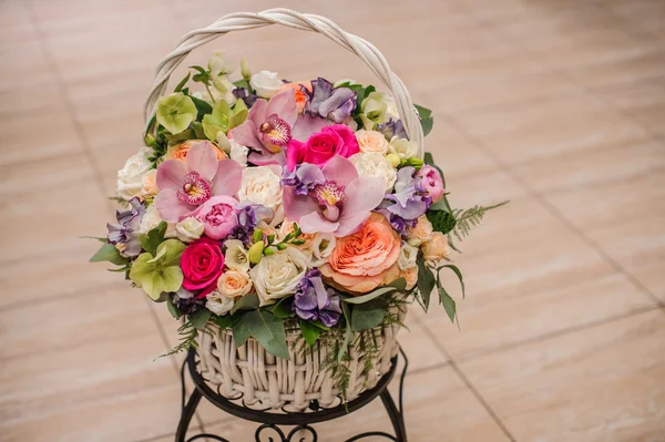 Piękny bukiet kwiatów jasny w koszyku — Zdjęcie stockowe