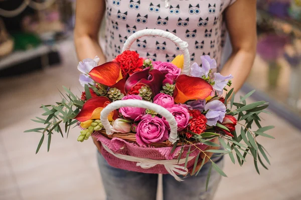 Hermoso ramo de cesta de flores brillantes en las manos —  Fotos de Stock