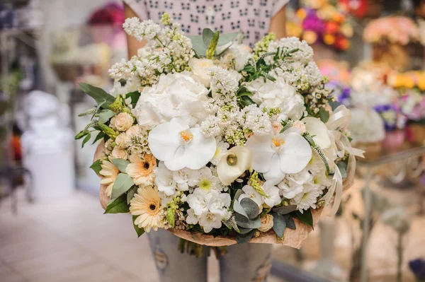 Grand bouquet blanc avec d'énormes orchidées dans les mains — Photo