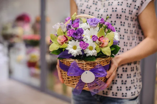 Fioletowy kwiat bukiet skład w ręce — Zdjęcie stockowe