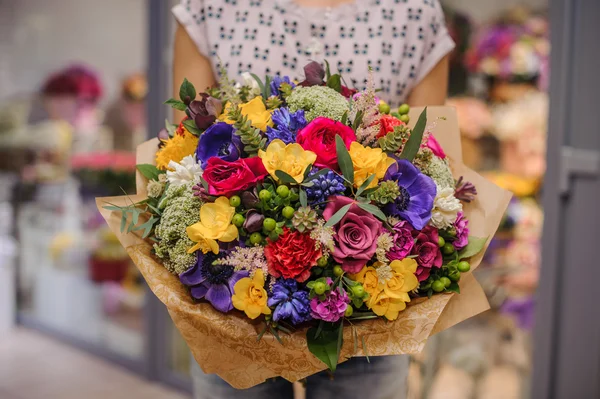 Buquê colorido com flores diferentes em mãos — Fotografia de Stock
