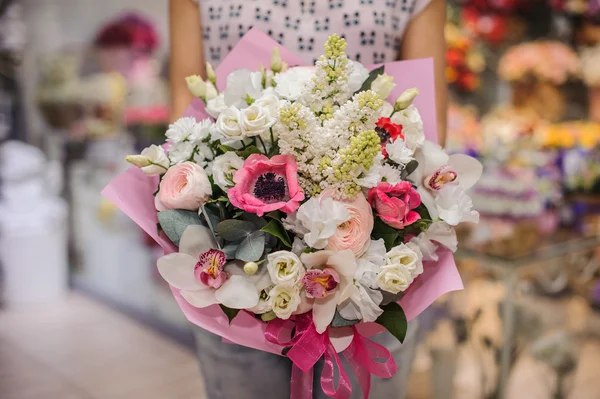 Riche bouquet de fleurs blanches et roses dans les mains — Photo