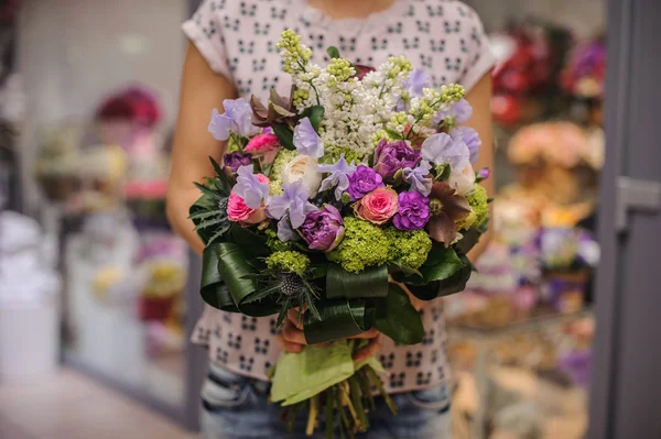 Composição buquê de flores roxas nas mãos — Fotografia de Stock