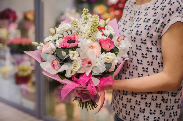 Rico ramo de flores blancas y rosas en las manos —  Fotos de Stock