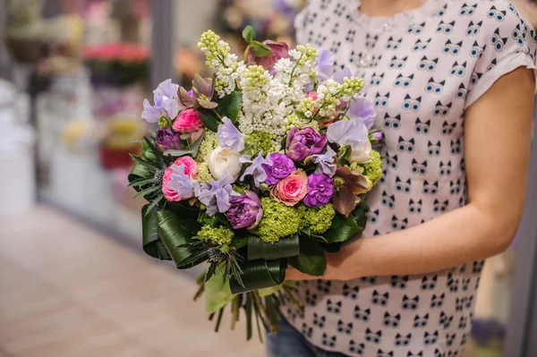 Фіолетовий квітковий букет композиція в руках — стокове фото