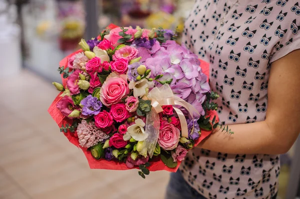 Rico ramo de flores blancas y rosas en las manos —  Fotos de Stock