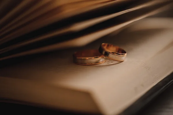 Dois anéis de casamento em um livro — Fotografia de Stock