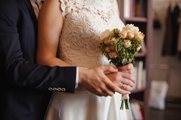 Nevěsta a ženich drží svatební kytice — Stock fotografie