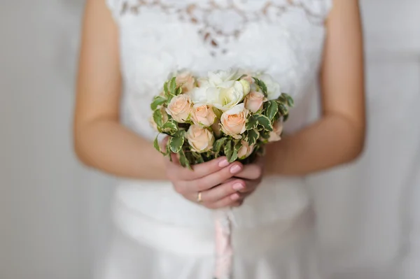 Menyasszony fehér ruha, esküvői csokor. — Stock Fotó