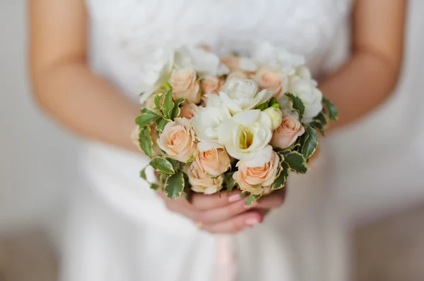 Menyasszony fehér ruha, esküvői csokor. — Stock Fotó