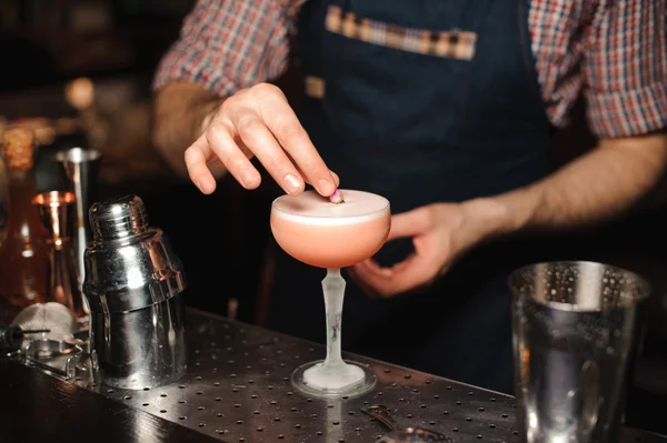 Barman dekorera cocktail utan ansikte — Stockfoto